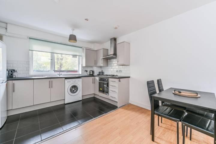 Apartment 3 Bedrooms Flat Crystal Palace *