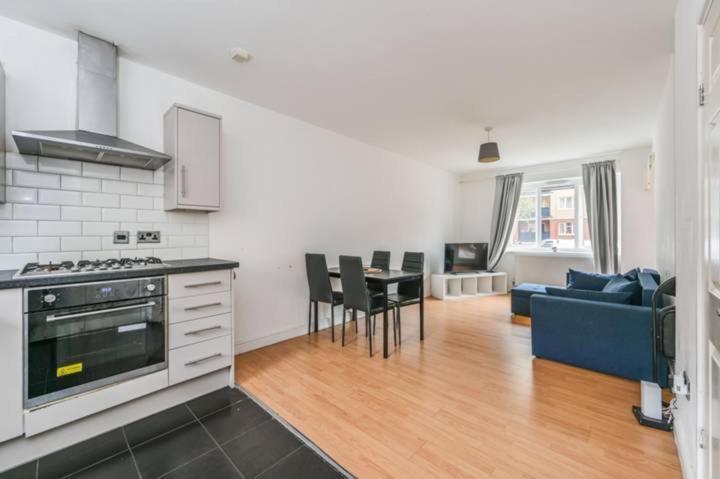 Apartment 3 Bedrooms Flat Crystal Palace *